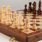 Tabuleiro de Torneio Incluído numa Coleção de Xadrez em Madeira com Peças Clássicas