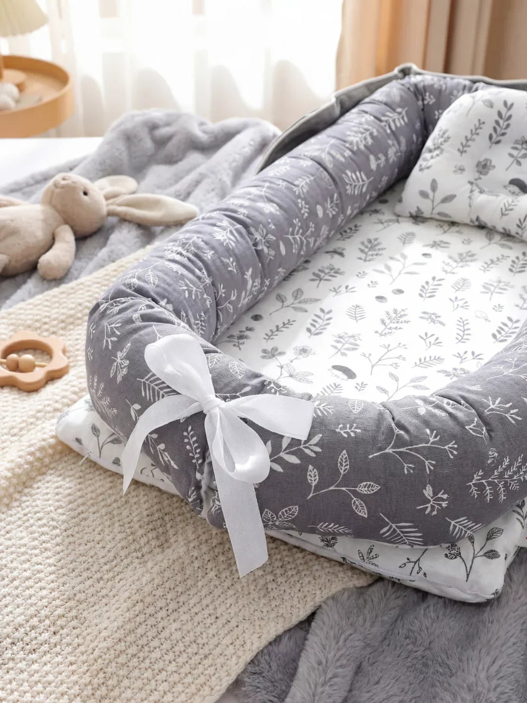 Cocon Nomade Baby Bed Reducer With Padded Cocoon And Carry Bag