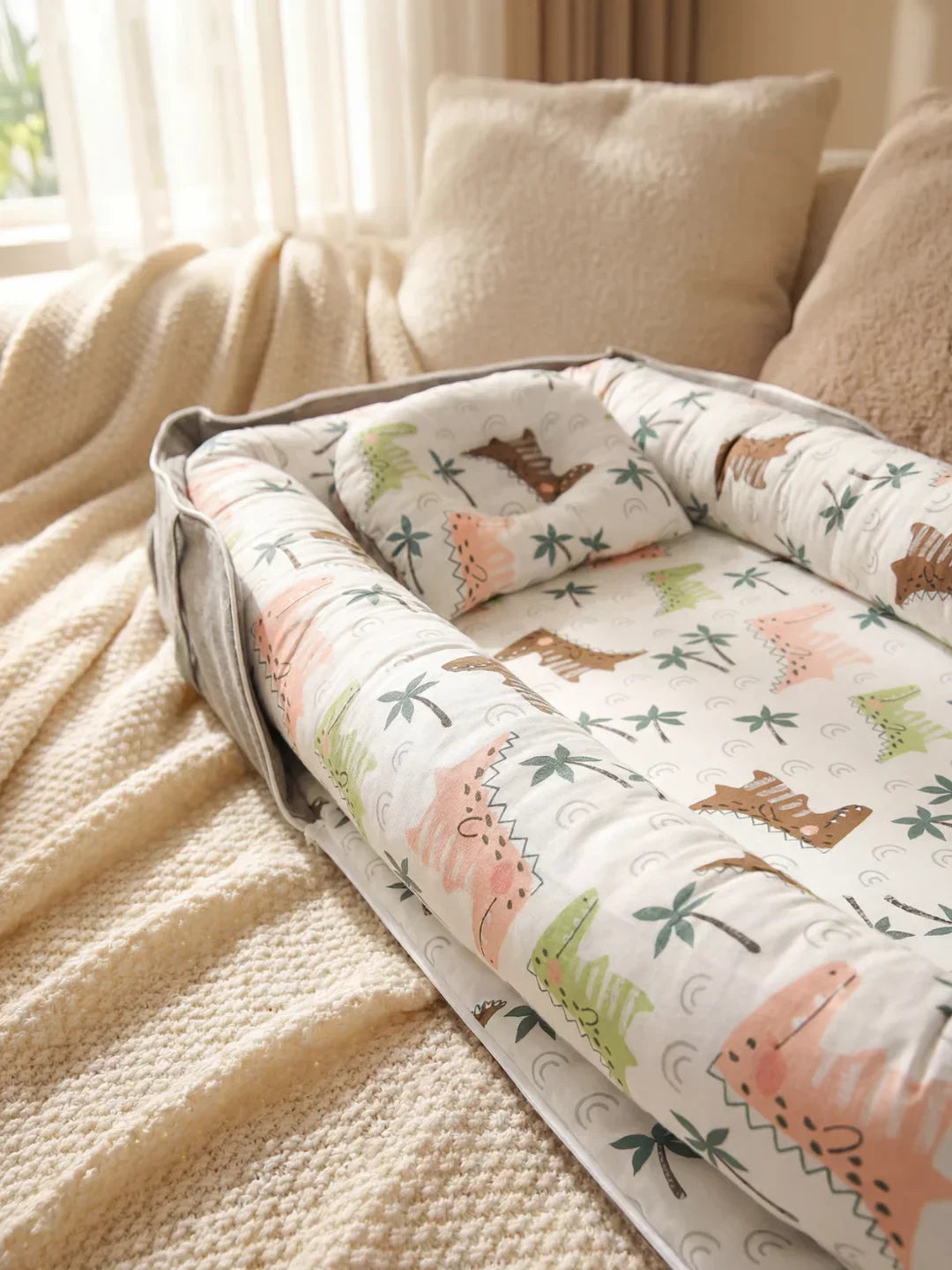 Cocon Nomade Baby Bed Reducer With Padded Cocoon And Carry Bag