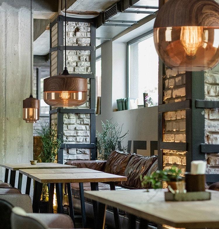 Lampada a sospensione LED in metallo Lumina Nordic con design in legno, paralume in vetro color tè e lampadina inclusa | Petprovac