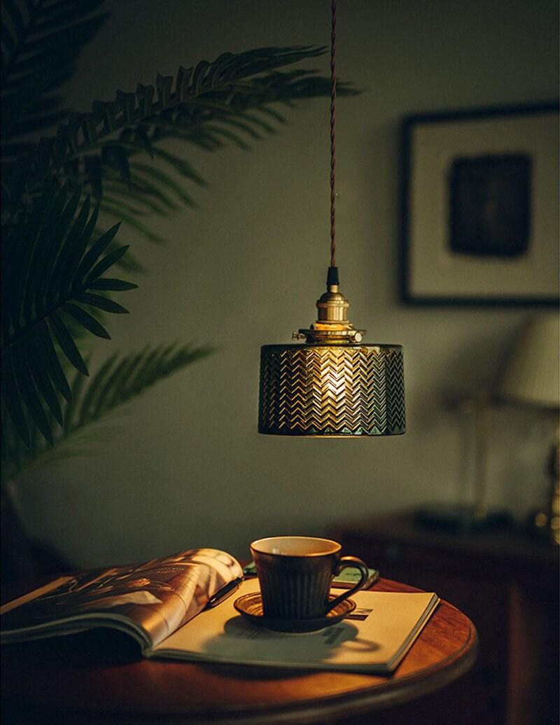 Liora | アールデコスタイルの光沢のある緑色ガラス円筒形ペンダントライト、LED電球付き | Petprovac