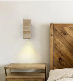 Vegglampe i svart travertin