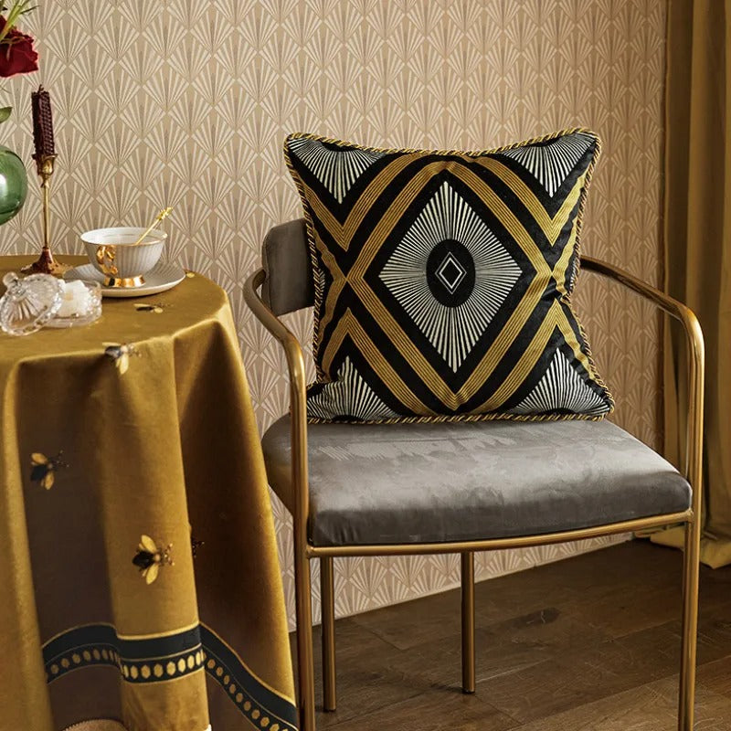 Elara Samt Kissenbezug mit Bienenmotiv in europäischer Kunst