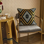 Elara Samt Kissenbezug mit Bienenmotiv in europäischer Kunst