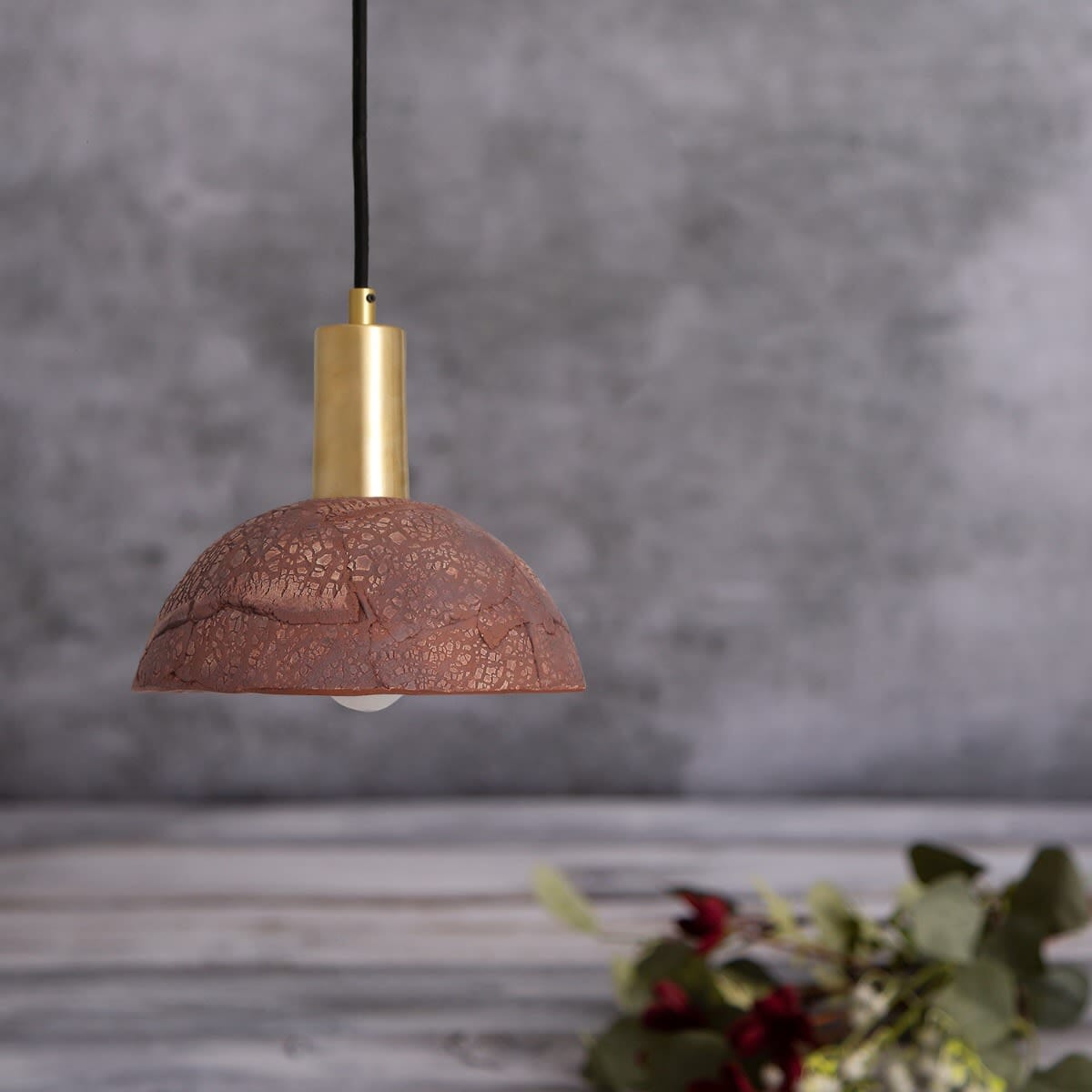 Novira Dome Pendelleuchte aus organischer Keramik, 20cm, rotes Eisen