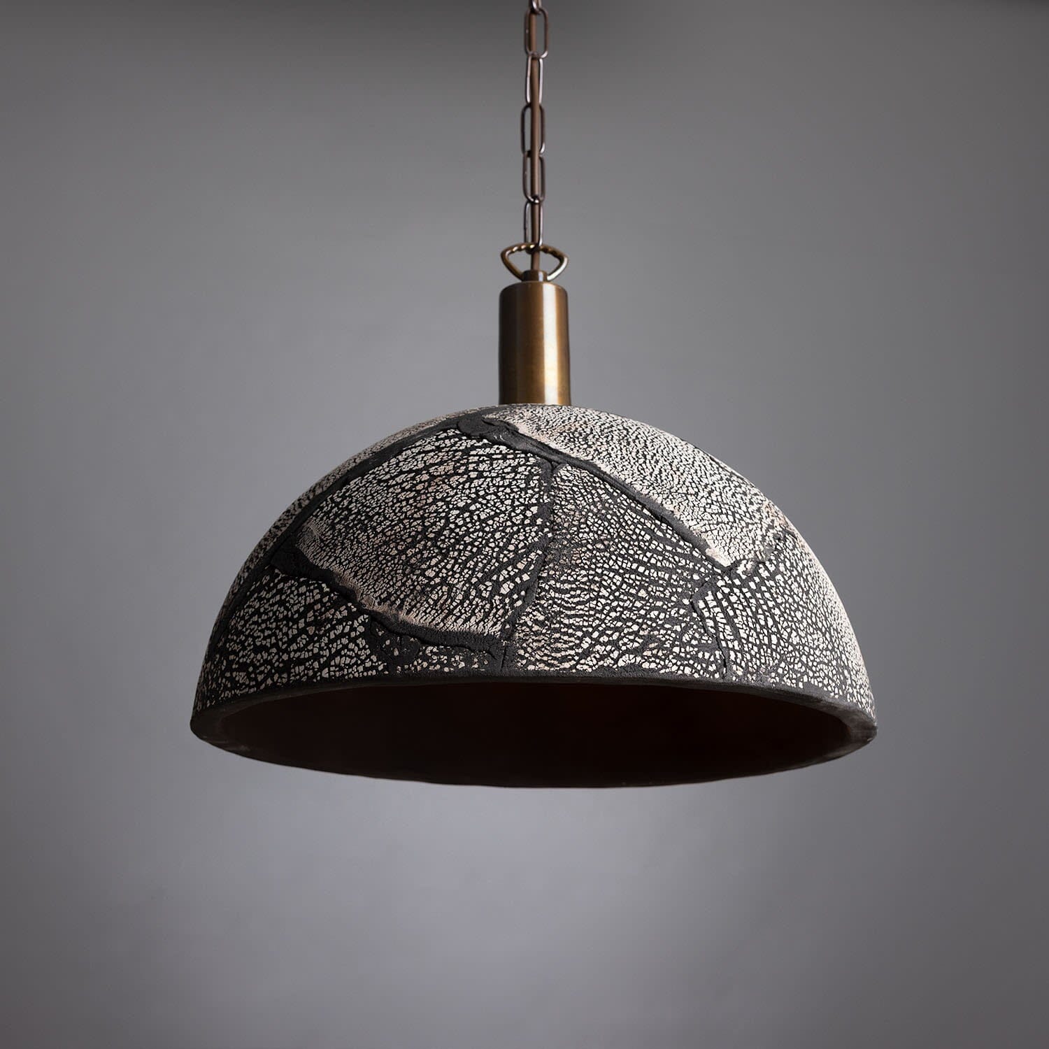 Liora Schwarze Ton Organische Keramische Kuppel Pendelleuchte, 37cm