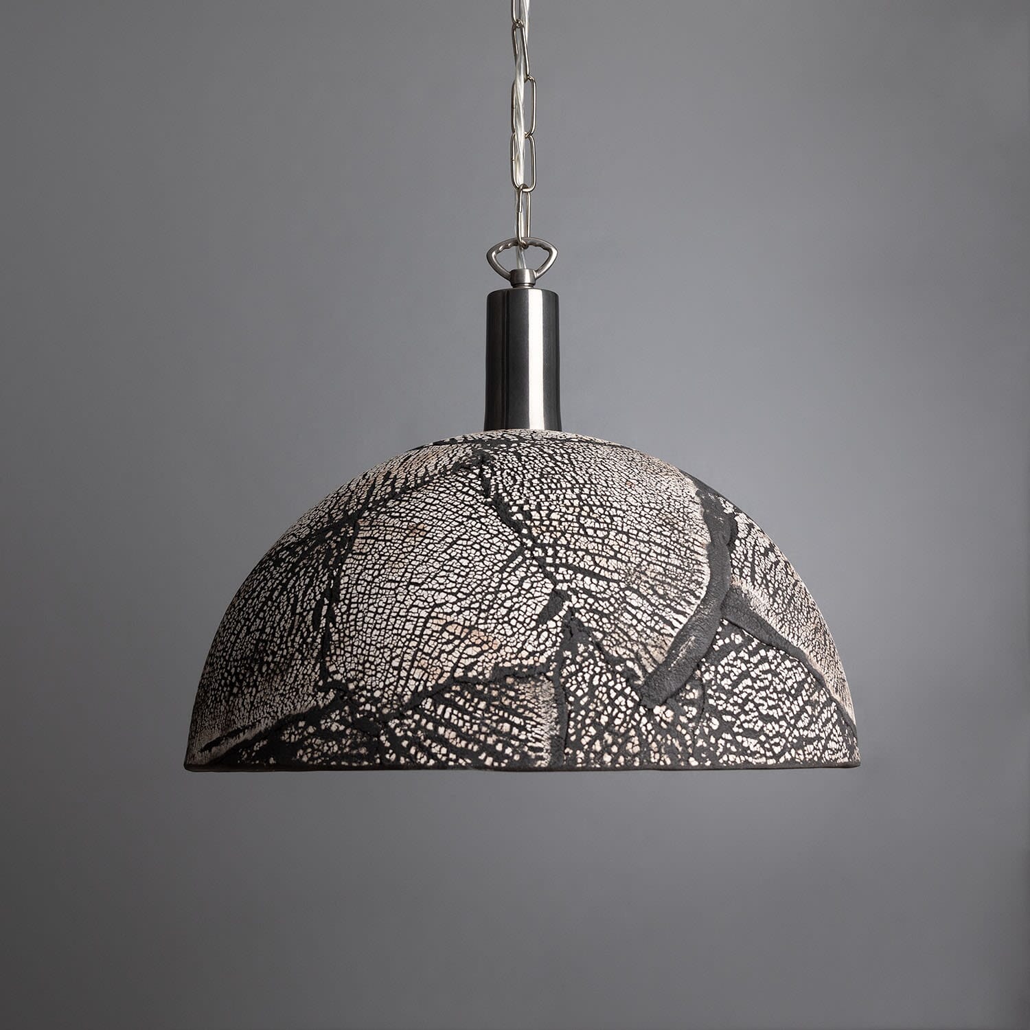 Liora Schwarze Ton Organische Keramische Kuppel Pendelleuchte, 37cm