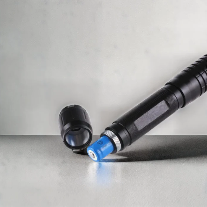 Torche Laser AeroForge Pro Fournissant une Lumière Étanche et Lumineuse pour la Survie en Plein Air