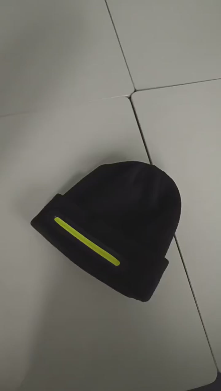 Topi beanie LED dengan lampu kepala terbina dalam dan lampu boleh dicas semula melalui USB-C