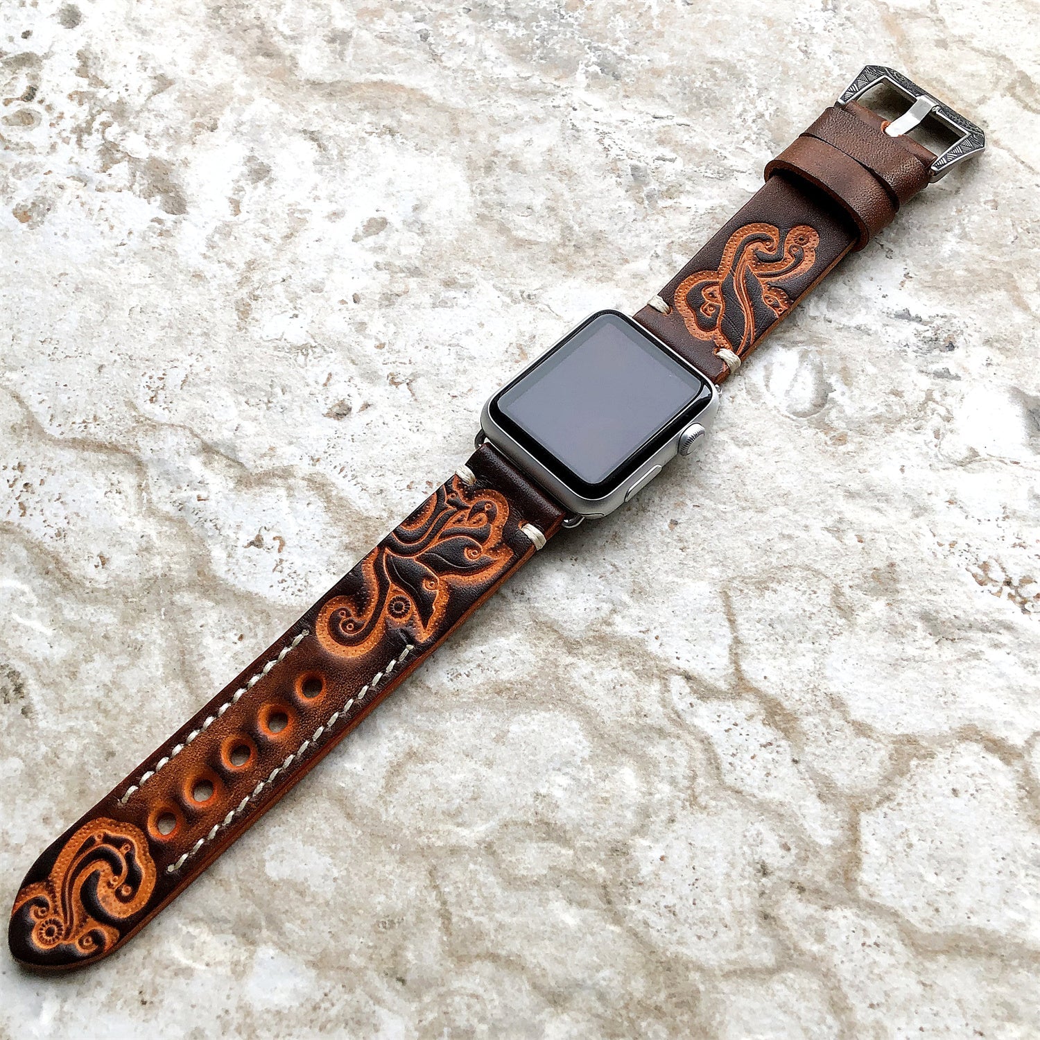 Correa de cuero grabada a mano y en relieve Sera para Apple Watch