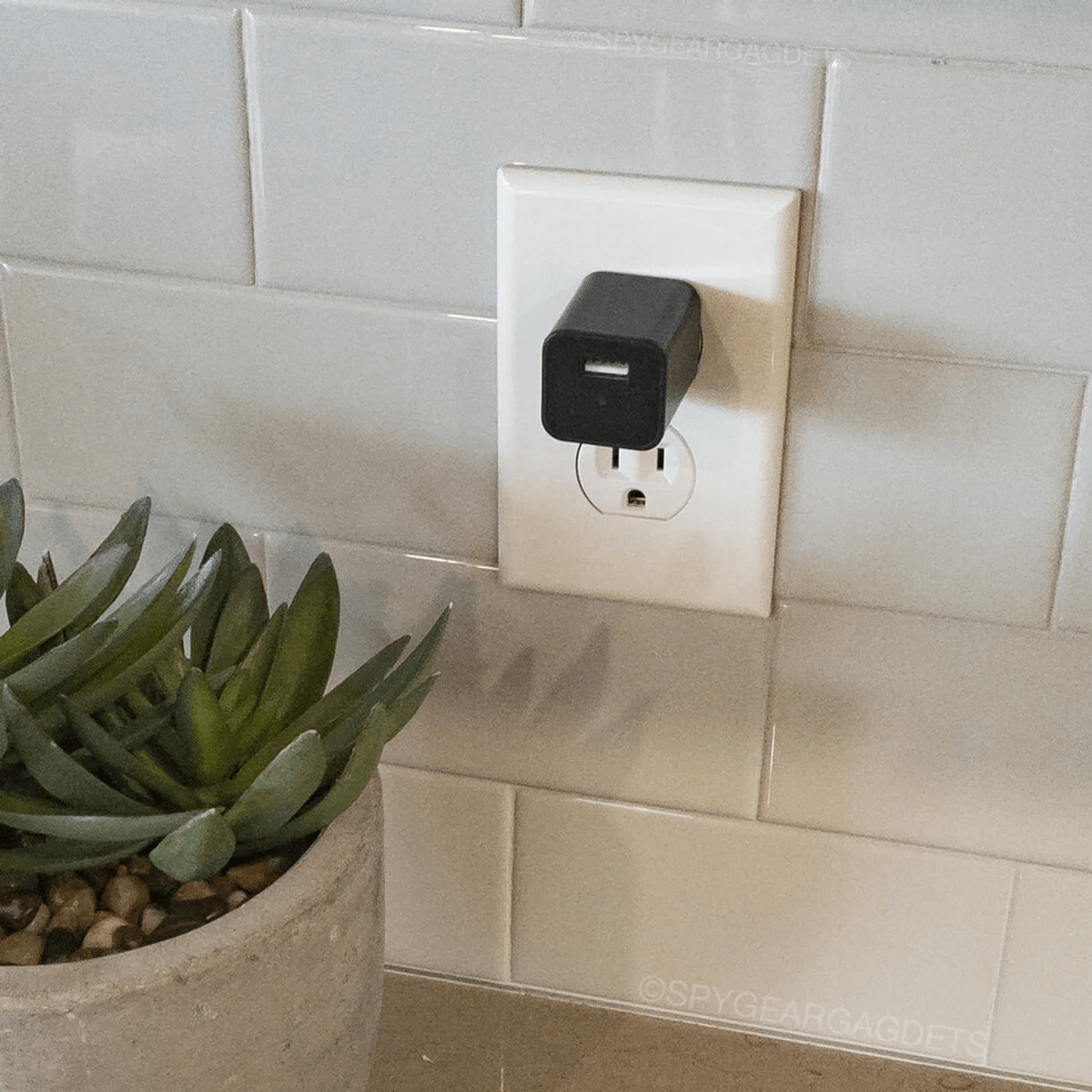 Averra 1080P Wi‑Fi strømming USB veggladerkamera med bevegelsesaktivert opptak