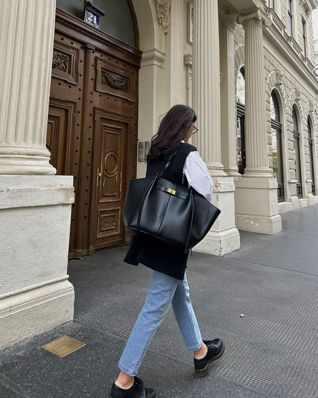 Sac en cuir végétalien pour une expérience de shopping surdimensionnée