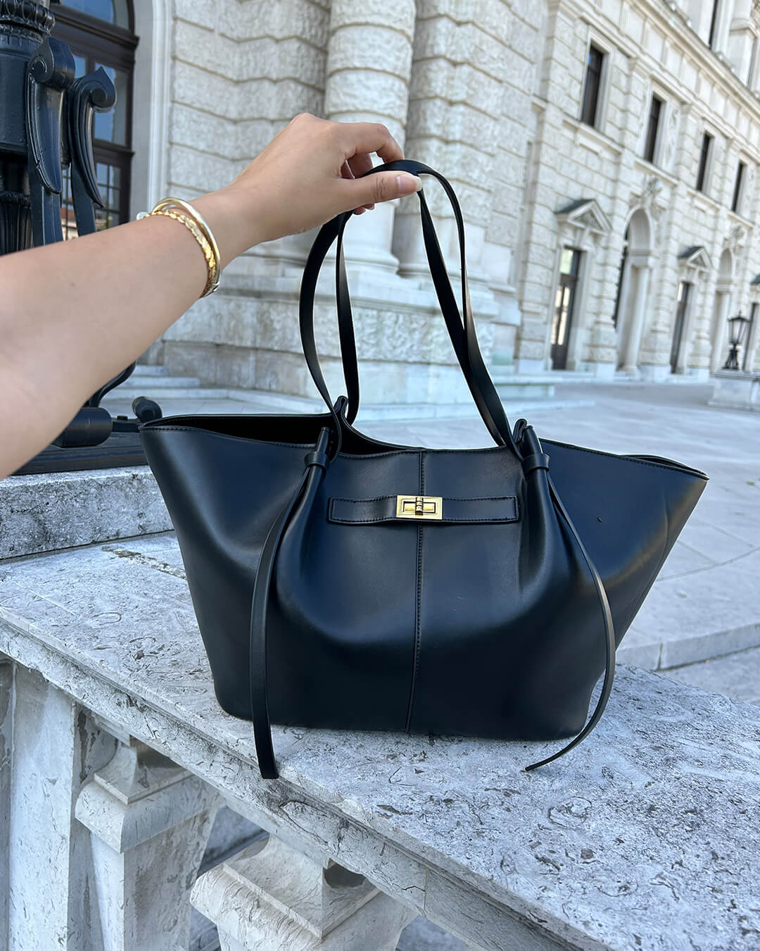 Sac en cuir végétalien pour une expérience de shopping surdimensionnée