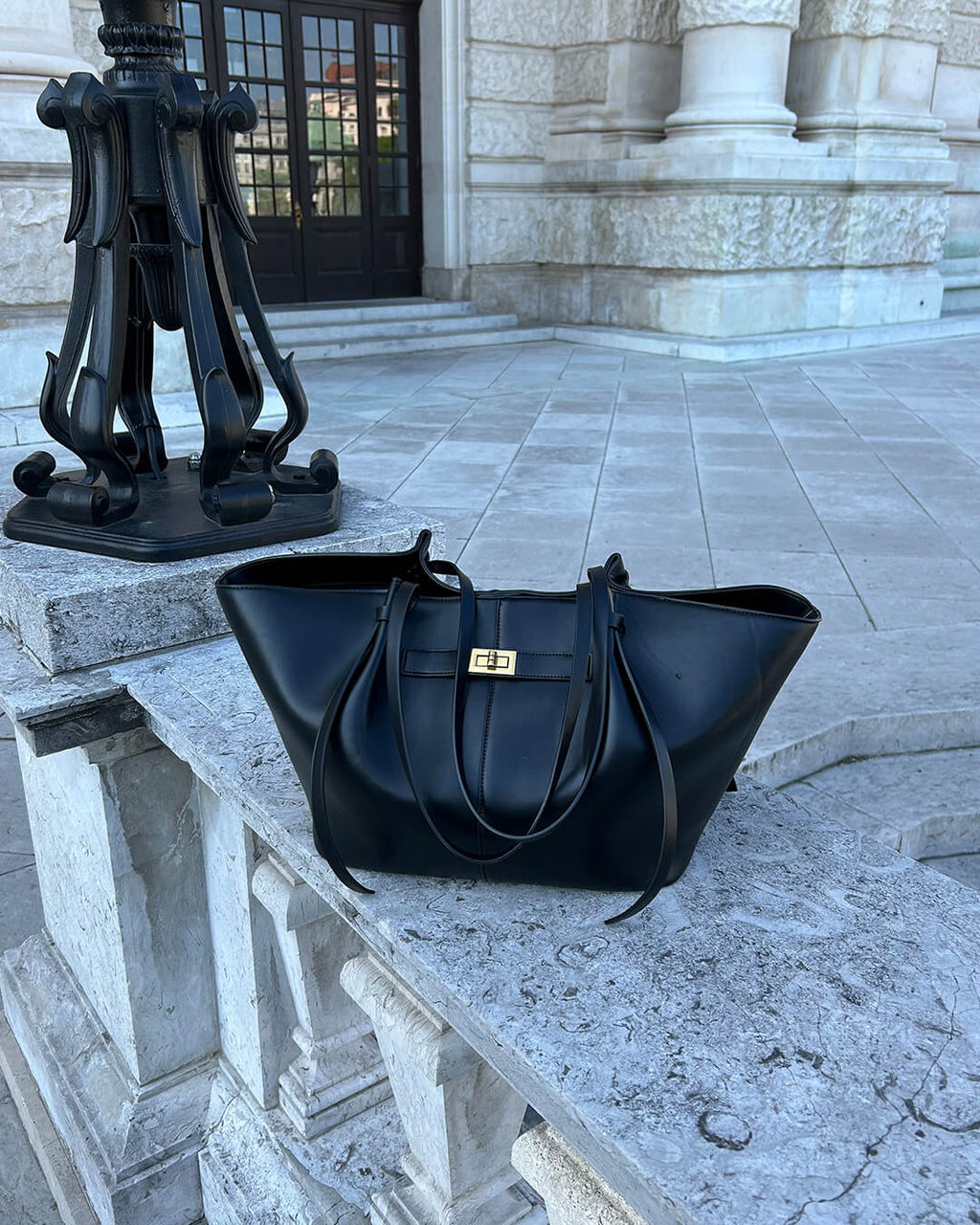Sac en cuir végétalien pour une expérience de shopping surdimensionnée