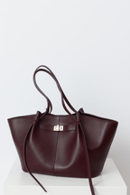 Sac en cuir végétalien pour une expérience de shopping surdimensionnée