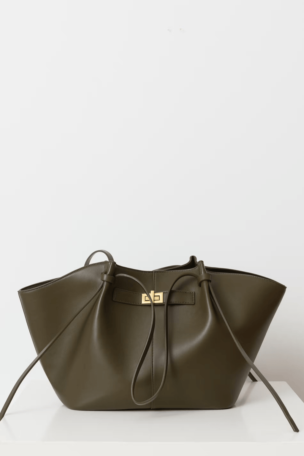 Sac en cuir végétalien pour une expérience de shopping surdimensionnée