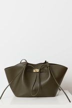 Sac en cuir végétalien pour une expérience de shopping surdimensionnée