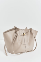 Sac en cuir végétalien pour une expérience de shopping surdimensionnée