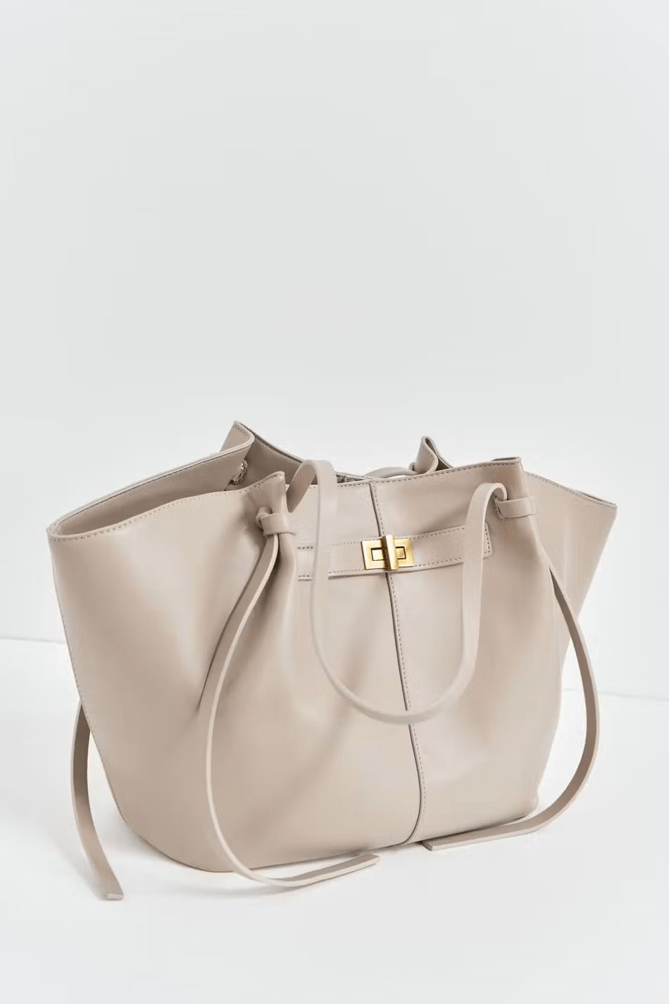 Sac en cuir végétalien pour une expérience de shopping surdimensionnée