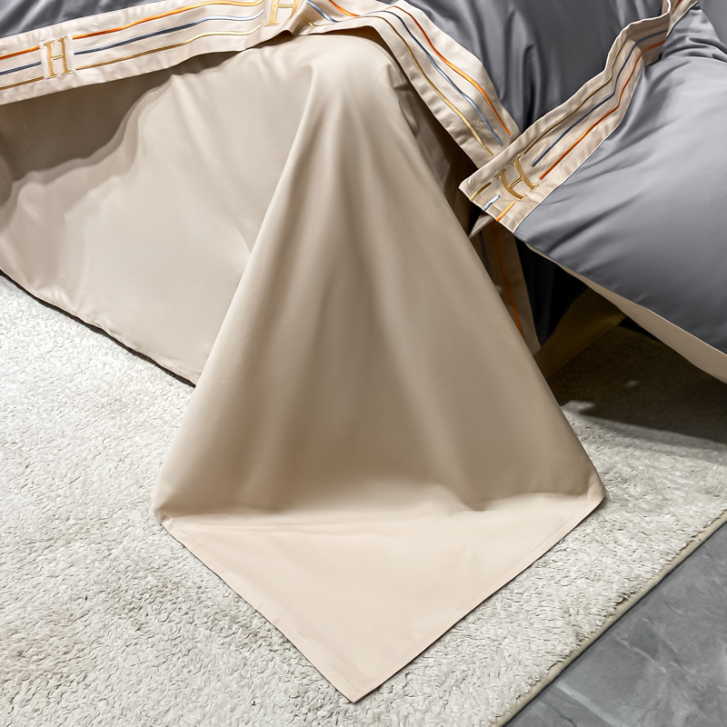 Set di biancheria da letto in cotone satinato ricamato Luminoir, quattro pezzi per camere da letto eleganti
