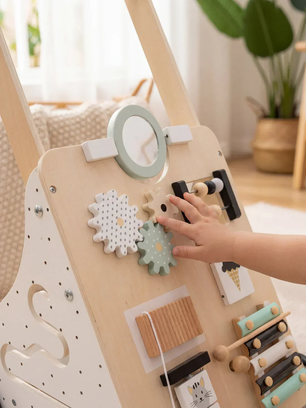 Dřevěný chodítko pro děti ve skandinávském designu